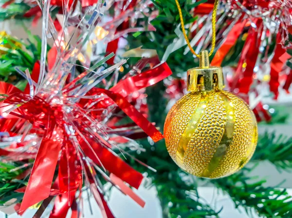 Closeup Kerstballen Versierd Dennenboom Kerstdag — Stockfoto