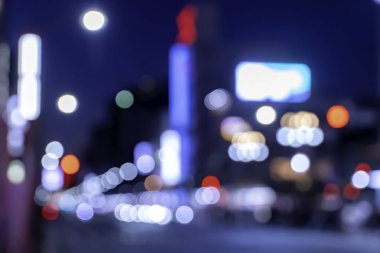 Geniş açı görünümü bulanık ve şehir manzarasının gece aydınlatmasıyla bulanık.