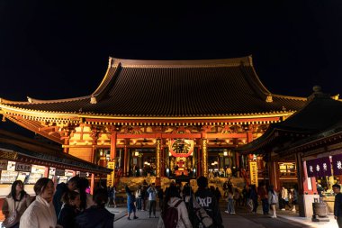 Tokyo şehri, Japonya-10 Aralık 2024: Gece vakti Senso-ji Tapınağı 'nın Kaminarimon kapısının önü. Bu tapınak Tokyo 'da ikonik ve turist popüler bir yerdir.