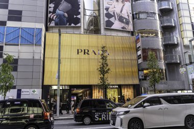 Tokyo şehri, Japonya-11 Aralık 2024: Lüks bir marka mağazası, giysi ve çantalar, Ginza bölgesi, Tokyo, Japonya, lüks bir alışveriş mağazası ve eğlence bölgesi olarak tanınıyor.