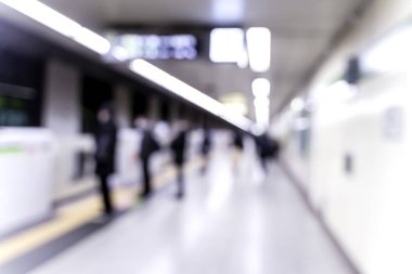 Bakış açısı ve metroda bekleyen insanların bulanık görüntüsü.