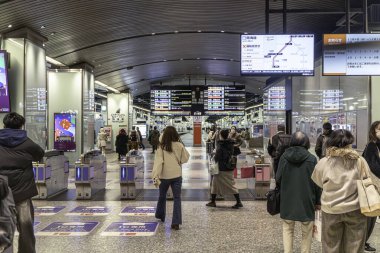 Tokyo Şehri, Japonya - 12 Aralık 2024: JR Tokyo İstasyonu 'nun yeraltı ana çıkışında bilet kapısına sahip insanların manzarası. Tokyo metro sistemi dünyadaki en gelişmiş sistemlerden biri olarak bilinir..