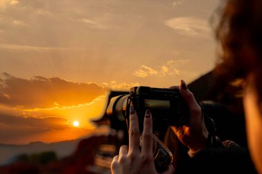 Japonya 'nın Kyoto kentindeki Kiyomizu-dera tapınağındaki akıllı telefondan fotoğraf çeken turistin yakın plan ve arka plan görüntüsü..