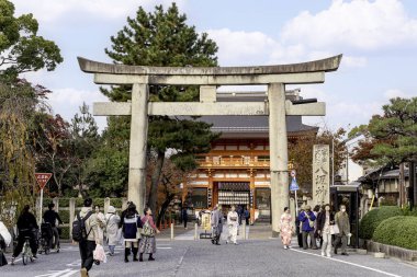 Kyoto kenti, Japonya-3 Aralık 2024: Yasaka Tapınağı 'nın turistlerle dolu büyük torii kapısının manzarası. Asuka döneminde M.Ö. 656 yılına dayanan tarihi olan önemli bir Shinto tapınağı..