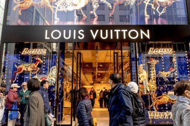 Tokyo şehri, Japonya-12 Aralık 2024: Harajuku ilçesinde, Tokyo, Japonya 'da bir grup müşteri ve turist ile lüks bir marka olan kumaş ve çantalara yakından ve önden bakış.