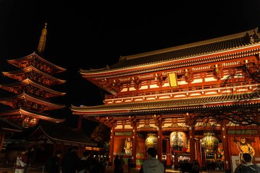Tokyo şehri, Japonya-10 Aralık 2024: Senso-ji Tapınağı 'nın Kaminarimon kapısı gece vakti beş katlı bir tapınak. Bu tapınak Tokyo 'da ikonik ve turist popüler bir yerdir.