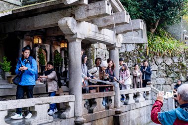 Kyoto şehri, Japonya-03 Aralık 2024: Japonya 'nın Kyoto kentindeki Kiyomizu-dera tapınağında Japon halkının resmi ve turist el yıkama ayini. Bu tapınak Kyoto 'da popüler bir turizm merkezidir.