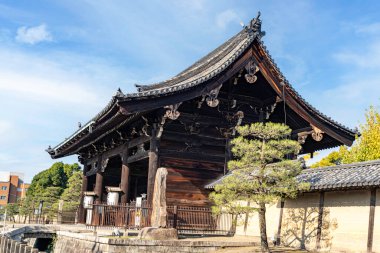 Kyoto şehri, Japonya-03 Aralık 2024: Japonya 'nın Kyoto kentindeki Toji Tapınağı' nın büyük antik ahşap kapısının perspektif manzarası. To-ji Tapınağı UNESCO 'nun Dünya Mirası ve Japonya' nın Ulusal Hazinesidir..