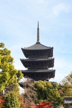 Japonya, Kyoto 'daki To-ji Tapınağı' nın beş katlı resmi. Bu pagoda Kyoto 'nun simgesel bir sembolü ve Japonya' nın en yüksek tahta kulesidir..