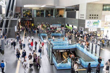 Kyoto şehri, Japonya-05 Aralık 2024: Sabahleyin Kyoto İstasyonu 'nda kalabalık ve turist ile alçak açılı ve iç görünüm. Şehrin ana tren istasyonu ve büyük bir ulaşım merkezidir..