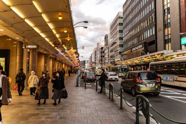 Kyoto, Japonya - Aralık 04 2024: Kyoto şehir merkezindeki Shijo Kawaramachi kavşağının perspektif görüntüsü. Bu bölge alışveriş ve yemekle bilinen büyük bir ticaret merkezidir..
