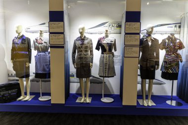 Kyoto şehri, Japonya-Aralık 06-2024: Japon Shinkansen 'in benzersiz üniformaları Kyoto Demiryolu Müzesi' nde sergilendi.