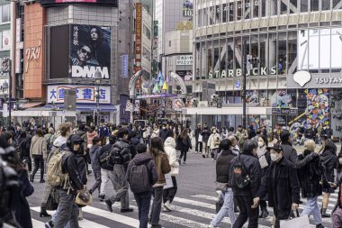 Tokyo kenti, Japonya-13 Aralık 2024: Shibuya 'ya yakın çekim ve ekin yolu geçen insan ve turist kalabalığı. Shibuya bölgesi Tokyo 'nun simgesel bir sembolü ve metropolün çabukluğu..