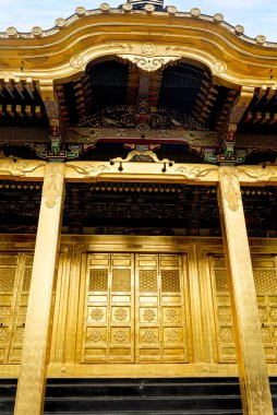 Ueno Tosho-gu tapınağının Ueno Park, Tokyo, Japonya 'daki yakın plan ve mahsul kapısı. Altın yaprağın yoğun kullanımı, Japonya 'nın önemli bir kültürel malı olarak gösterildi..