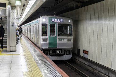 Kyoto Şehri, Japonya-Aralık 04-24: Japonya 'da Karasuma hattındaki Kyoto serisi 10 modelinin metro treni görüntüleri. Bu hat kuzeyden güneye Kokusaikaikan istasyonunu Takeda istasyonuna bağlıyor.