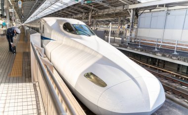 Tokyo Şehri, Japonya - 12 Aralık 2024: Tokyo Shinkansen istasyonunda 700 Serie Shinkansen hızlı treni kapatıldı. 700 Serie Shinkansen özellikle JR Kyushu tarafından kullanılır..
