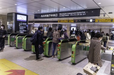 Tokyo City, Japonya - 10 Aralık 2024: JR Tokyo istasyonundaki Marunouchi Metro metro çıkışında bilet kapısının görüntüsü. Tokyo metro sistemi dünyadaki en gelişmiş sistemlerden biri olarak bilinir..