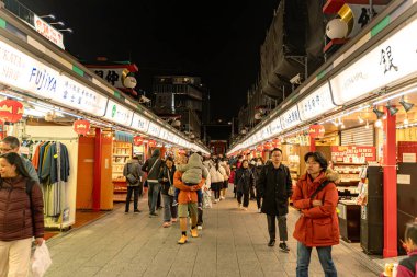 Tokyo Şehri, Japonya - 10 Aralık 2024: Japonya 'nın en ünlü ve en eski alışveriş caddelerinden biri olan Nakamise-dori' nin gece manzarası ve perspektifi, Tokyo, Japonya 'daki Sensoji Tapınağı' na çıkıyor..