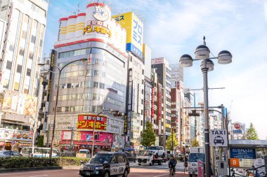 Tokyo, Japonya-12 Aralık 2024: Parlak mavi gökyüzünde 