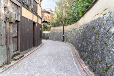 Kyoto, Japonya 'da eski ve geleneksel bir ev duvarı olan küçük bir yolu kapatın.