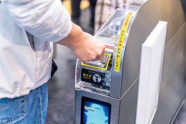 Kyoto Şehri, Japonya-Aralık 06-2024: Yakından bakıldığında, Kyoto İstasyonu 'nda otomatik JR bilet makinesi kullanan insanlar görülüyor.