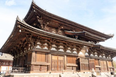 Kyoto, Japonya-3 Aralık 2024: Toji Tapınağı 'nın büyük antik ahşap tapınak salonu. UNESCO 'nun Dünya Mirası Alanıdır ve Japonya' nın birçok ulusal hazinesine ve önemli kültürel mülklerine ev sahipliği yapar..