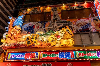 Osaka şehri, Japonya - 07 Aralık 2024: Gece vakti Shinsekai bölgesinde Japon restoranının ilginç tabelasının kapatılması. Shinsekai bölgesi Osaka 'da popüler bir turizm merkezidir.