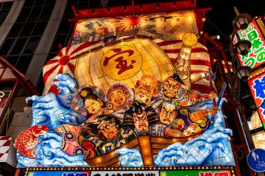 Osaka şehri, Japonya - 07 Aralık 2024: Gece vakti Shinsekai bölgesinde Japon restoranının ilginç tabelasının kapatılması. Shinsekai bölgesi Osaka 'da popüler bir turizm merkezidir.