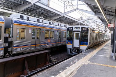 Osaka şehri, Japonya - 08 Aralık 2024: Japonya 'nın Osaka kentindeki bir istasyonda park edilmiş Nankai elektrikli demiryolu serisinin perspektif görüntüsü. Nankai demiryolu, Japonya 'nın 1885 yılında kurulan en eski özel demiryolu şirketidir..