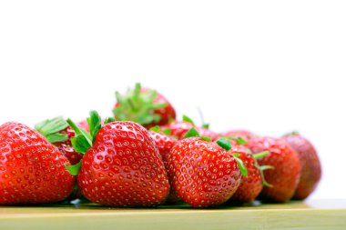 Beyaz bir çilek izole edilmiş.