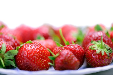 Beyaz bir çilek izole edilmiş.