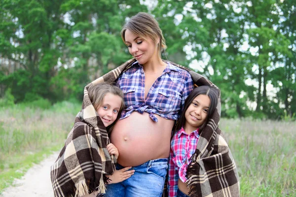 Famiglia felice sulla natura — Foto Stock