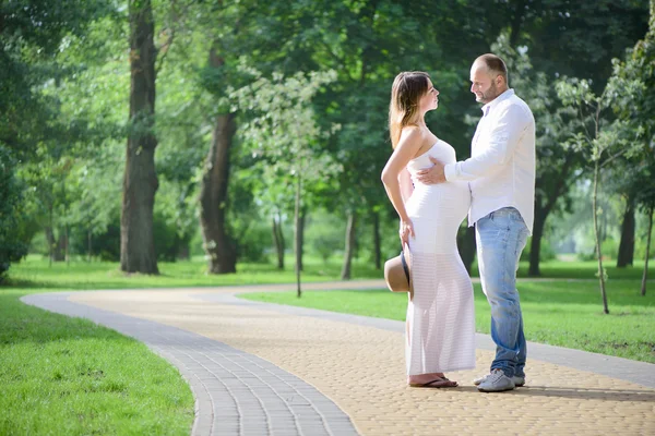 Pareja familia joven — Foto de Stock