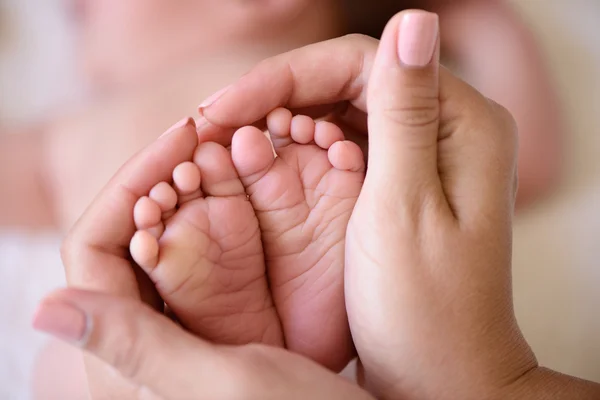 Kleine voet van pasgeboren baby — Stockfoto