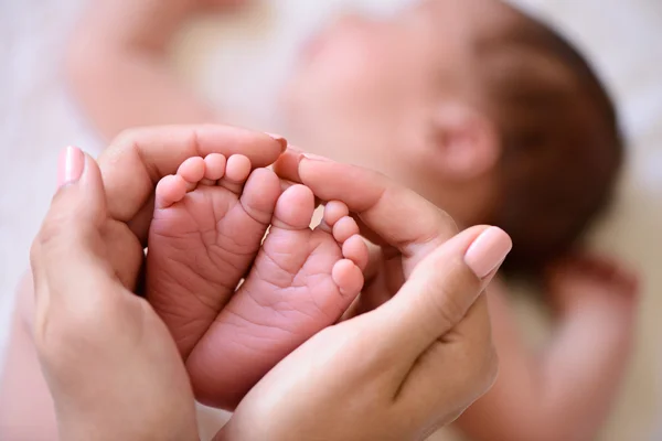 Крихітна нога новонародженої дитини — стокове фото