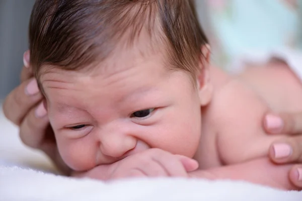 Μετά τον τοκετό νεογέννητο μωρό — Φωτογραφία Αρχείου