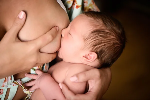 Neugeborenes Baby isst Muttermilch — Stockfoto