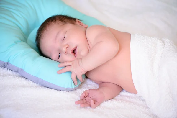 Після пологів новонароджена дитина — стокове фото