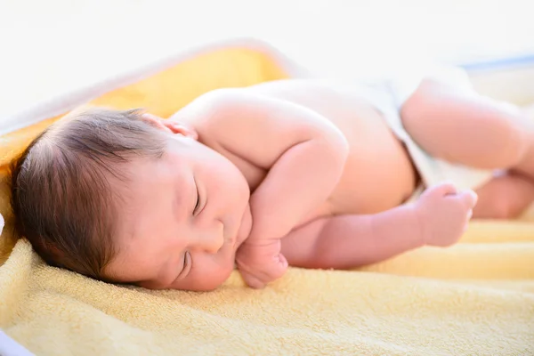 Após o parto bebê recém-nascido — Fotografia de Stock