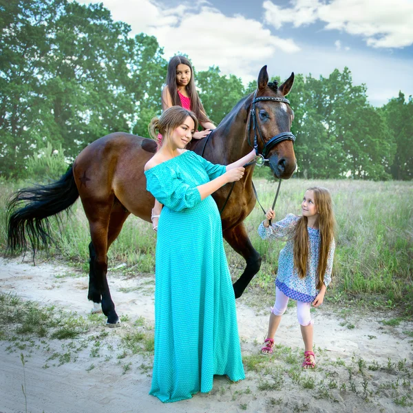 Familia feliz en la naturaleza Fotos de stock libres de derechos