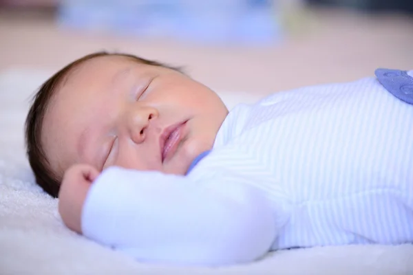生まれたばかりの赤ちゃんを出産後 ロイヤリティフリーのストック画像