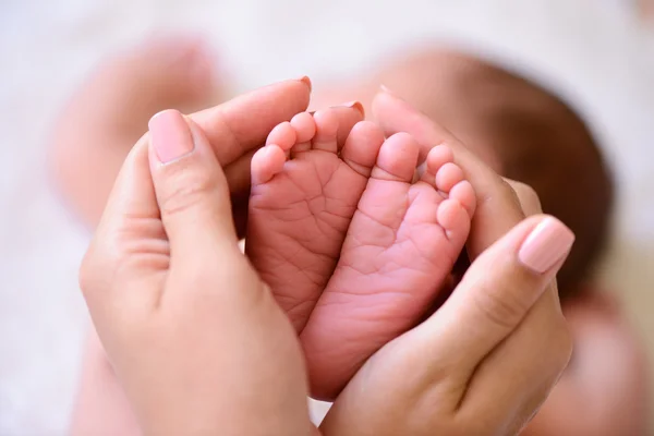 生まれたばかりの赤ちゃんの小さな足 ロイヤリティフリーのストック写真