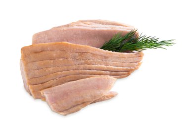 Beyaz arka planda izole edilmiş ton balığı dilimleri. Yeşil maydanozla yakın plan.