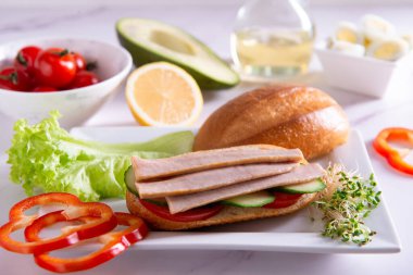 Taze sebzeli ton balığı. Beyaz tabakta sağlıklı yiyecekler.