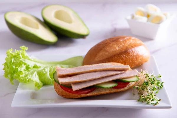 Tuna Slices Fresh Vegetables Healthy Food White Plate Closeup — Stock Photo, Image