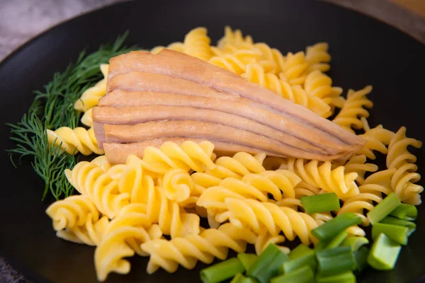 Rodajas Atún Cerca Con Perejil Cebollas Verdes Plato Negro Plano — Foto de Stock