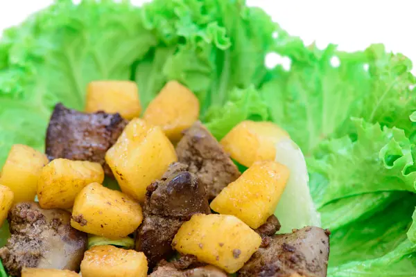 Deliciosa ensalada con carne —  Fotos de Stock