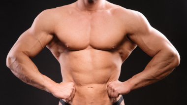 yakışıklı kaslı vücut geliştirmeci
