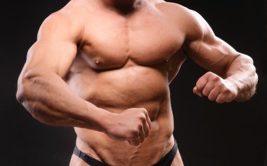 yakışıklı kaslı vücut geliştirmeci