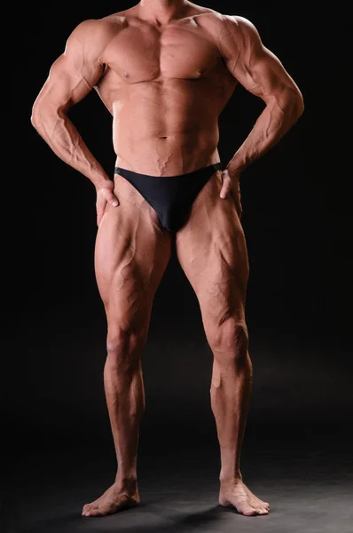 Yakışıklı kaslı vücut geliştirmeci — Stok fotoğraf